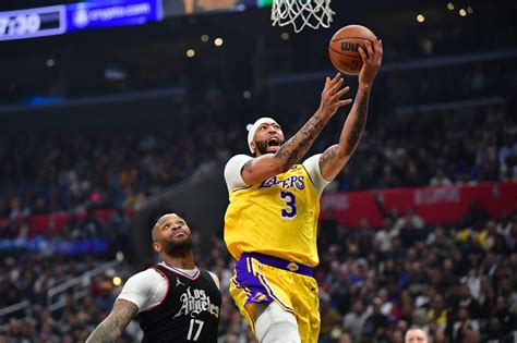 Los Angeles Lakers at Milwaukee Bucks odds, picks and prediction.